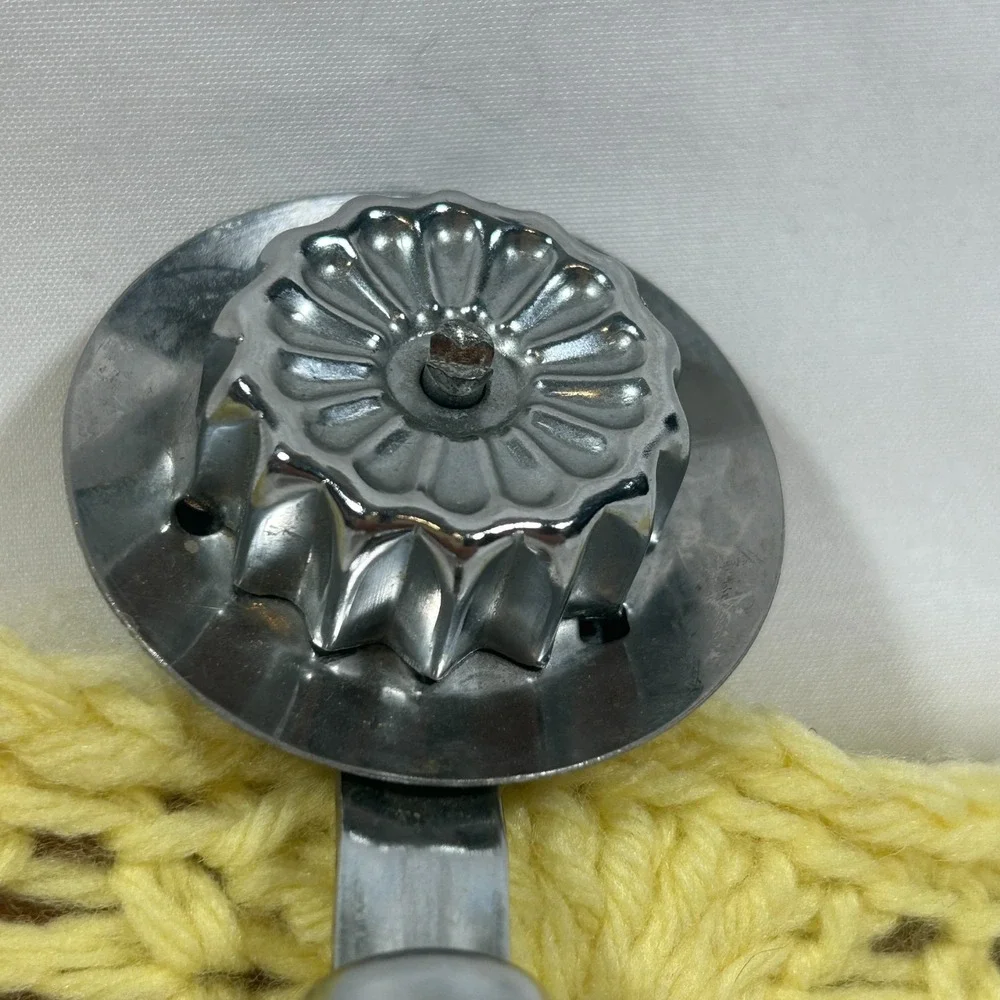 Vintage‎ Pastry Wheel Pie Crimper Crust Pasta Yellow Wood Handle Baking Grandma